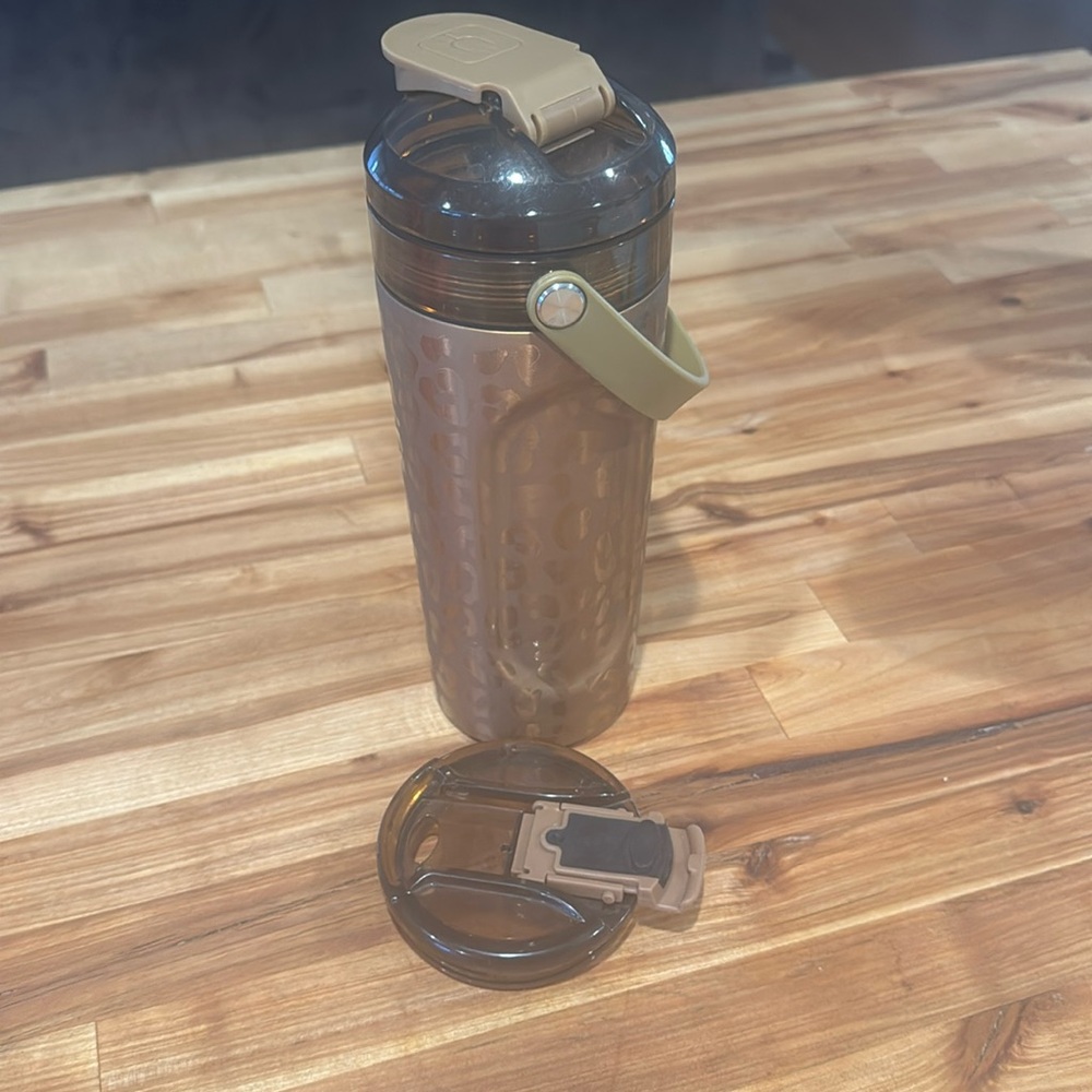 Brumate multi shaker 26oz with carry lid and locking lid